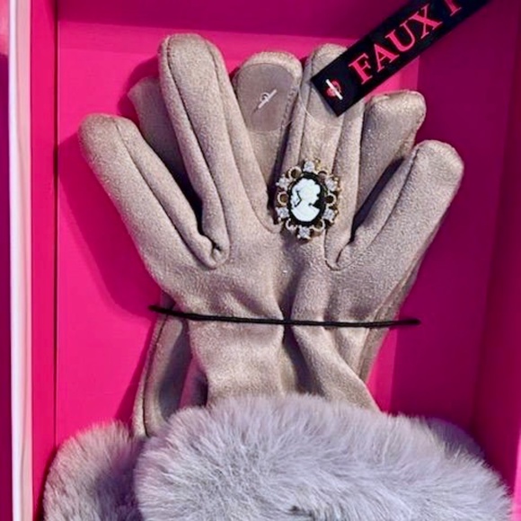 💲SALE💲New in Box Betsey Johnson Wristlet/Wallet and Glove Set - Picture 3 of 3